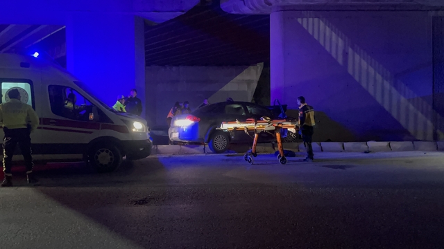 Kontrolden çıkan otomobil köprünün kolonuna saplandı: 1'i ağır 2 yaralı