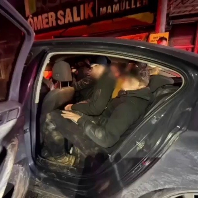 Otomobilin içinden 10 kaçak göçmen çıktı: 1 tutuklama