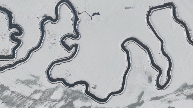 Beyaz örtüyle kaplanan Menderesler, dronla görüntülendi