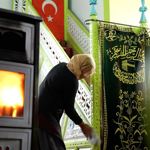 Köy Camisi imece usulü temizlendi