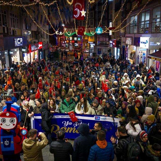 Gebze'de Ramazan ayı fener alayı yürüyüşüyle karşılandı