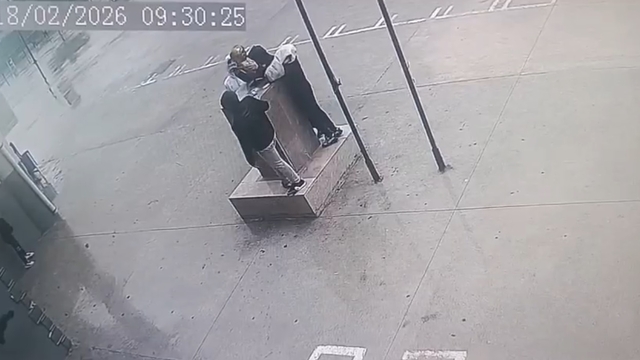 Fırtınada düşmek üzere olan Atatürk büstünü öğrenciler el birliği ile korudu