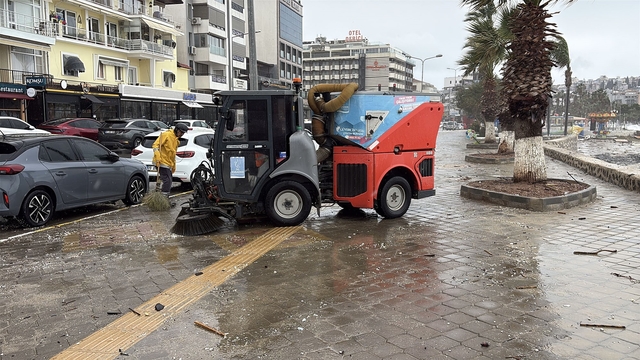 Kuşadası Belediyesi'nden sağanak ve fırtına mesaisi