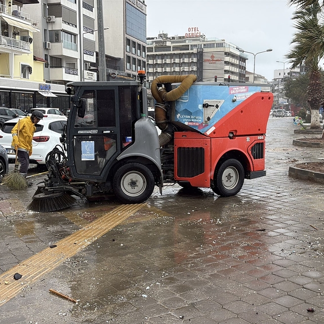 Kuşadası Belediyesi'nden sağanak ve fırtına mesaisi
