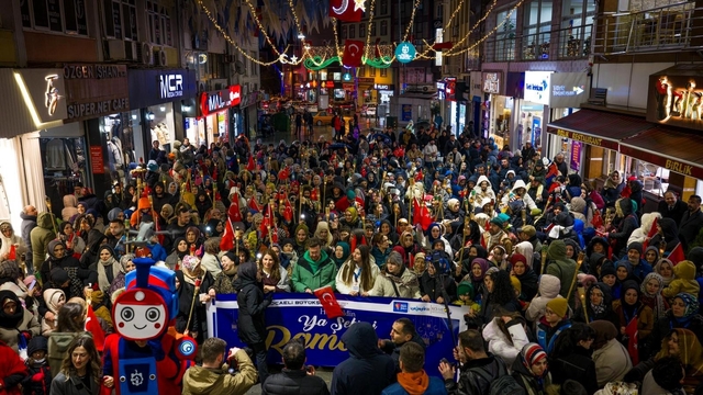 Gebze'de Ramazan ayı fener alayı yürüyüşüyle karşılandı