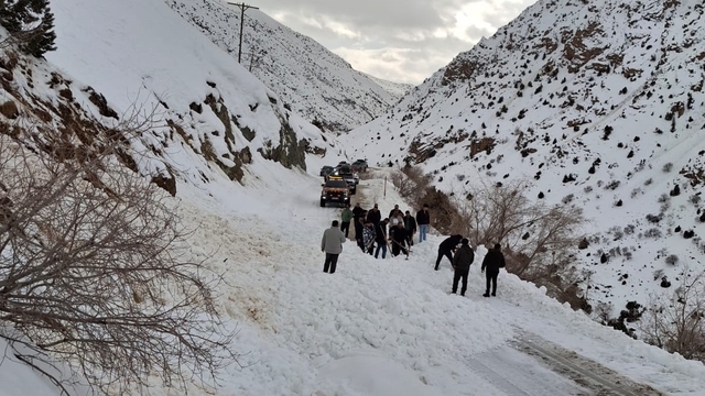 Off-road ekibi çığdan son anda kurtuldu; o anlar kamerada