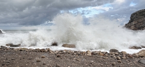 Amasra'da fırtına; dalgalar kaldırım taşlarını söktü
