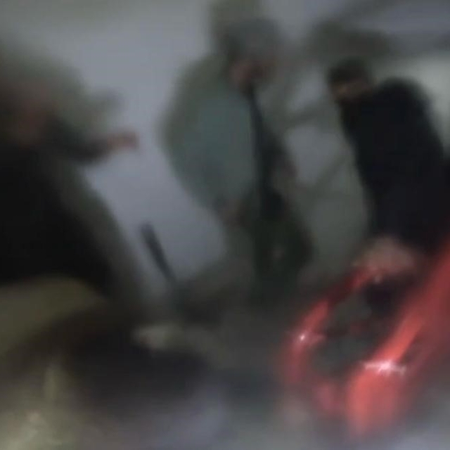 Evde dumandan etkilenen şahsı çıkartma anları kask kamerasına yansıdı