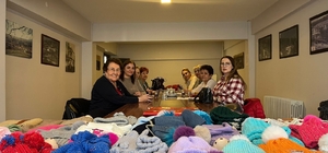 Kırşehir'de örülen atkı ve bereler lösemi tedavisi gören çocuklara gitti