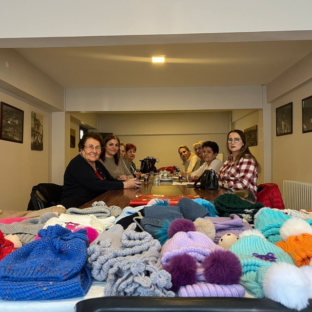 Kırşehir'de örülen atkı ve bereler lösemi tedavisi gören çocuklara gitti