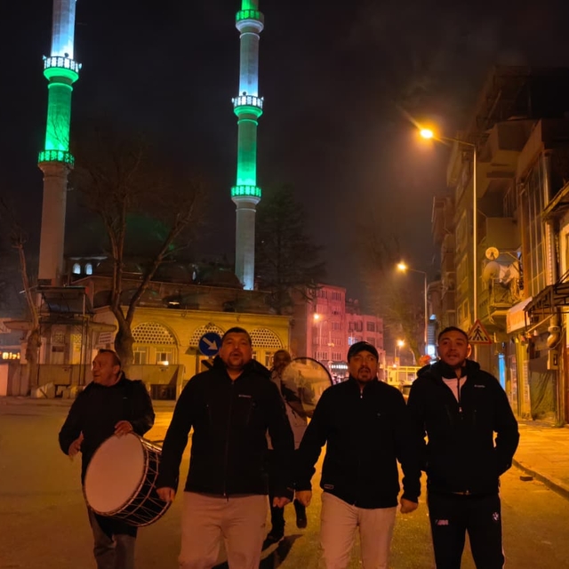 Sokak sokak gezip, ilahi söyleyerek sahura kaldırdılar