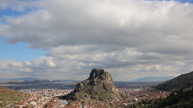 Karahisar Kalesi üzerinde bulutların dansı eşsiz manzaralar ortaya çıkardı