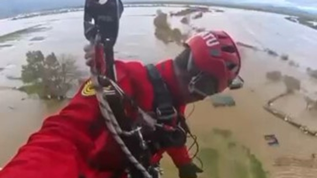 Taşkında mahsur kalan vatandaşın kurtarılma anları jandarma kamerasına yansıdı