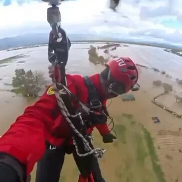 Taşkında mahsur kalan vatandaşın kurtarılma anları jandarma kamerasına yans...