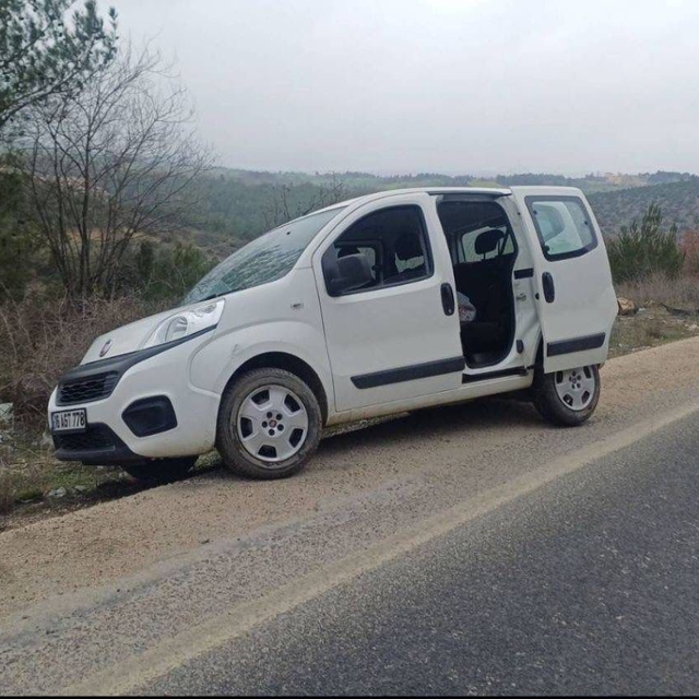 Bilecik'te kontrolden çıkan araç refüje çarparken, sürücüsü yaralandı