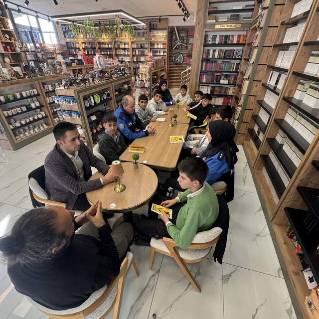 Van'da polis ve öğrenciler "kitap tahlili" etkinliğinde buluşuyor