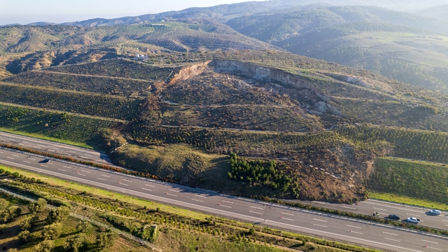İzmir - İstanbul otoyolunda korkutan heyelan
Ulaşım tek yönden kontrollü sağlanıyor