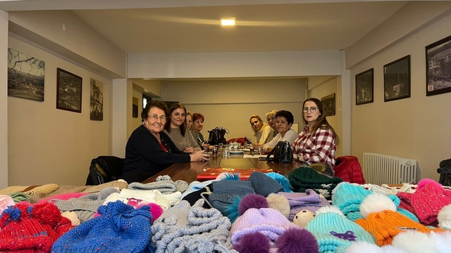 Kırşehir'de örülen atkı ve bereler lösemi tedavisi gören çocuklara gitti