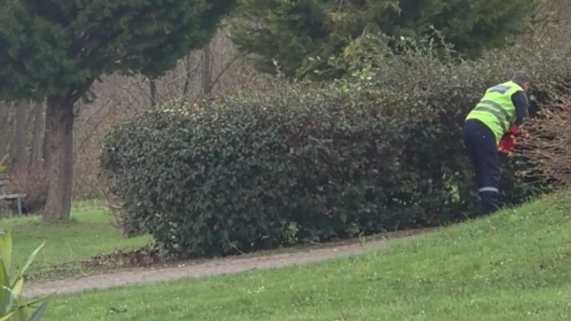 Temizlik işçisi, çalılıklar arasında bulduğu Türk bayrağını yerde bırakmadı
Göğsüne koyduğu Türk bayrağını evine götürüp, temizleyip astı