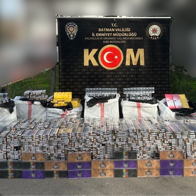 28 bin paket kaçak sigara hurdaların altından çıktı