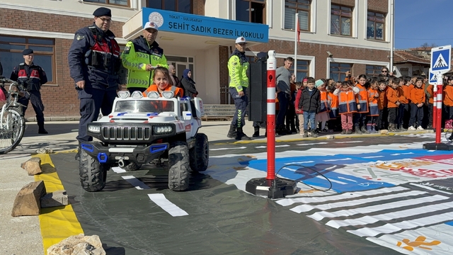 Tokat'ta jandarmadan köy okullarında trafik eğitimi