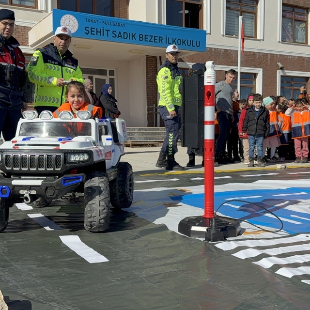 Tokat'ta jandarmadan köy okullarında trafik eğitimi