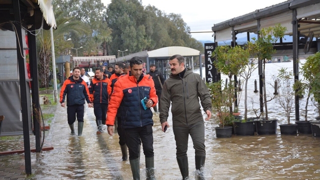 Köyceğiz Kaymakamı Kumcu, çizmesini giydi, kordonda incelemelerde bulundu