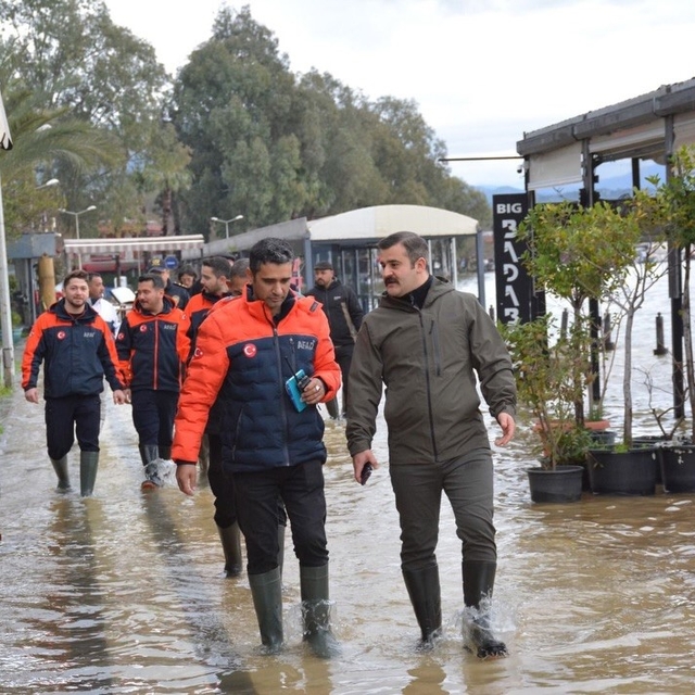 Köyceğiz Kaymakamı Kumcu, çizmesini giydi, kordonda incelemelerde bulundu