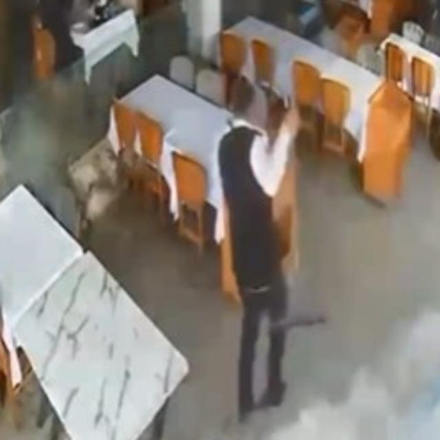 Alanya'da dalgalar balık lokantasını bastı
Kominin panik anları kameraya ya...