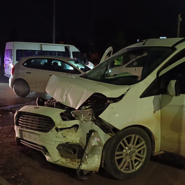 Minibüs ile hafif ticari araç çarpıştı: 1 yaralı