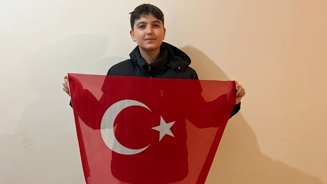 Kaldırımda gördüğü bayrağı alıp öpen Berk: Yerde olmasına izin veremezdim