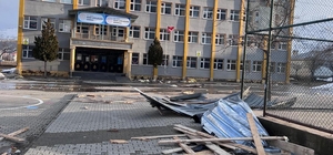 Muş'ta fırtına okulun çatısını uçurdu