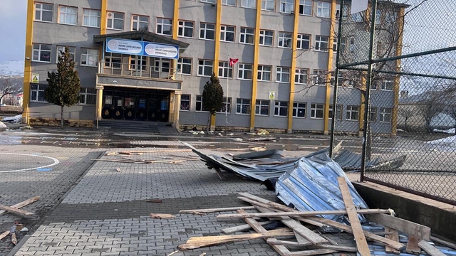 Muş'ta fırtına okulun çatısını uçurdu