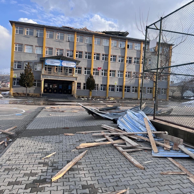 Muş'ta fırtına okulun çatısını uçurdu