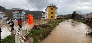 Taşkın suları tahliye ediliyor, bozulan yollar onarılıyor