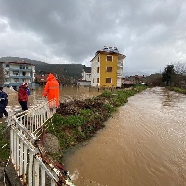 Taşkın suları tahliye ediliyor, bozulan yollar onarılıyor