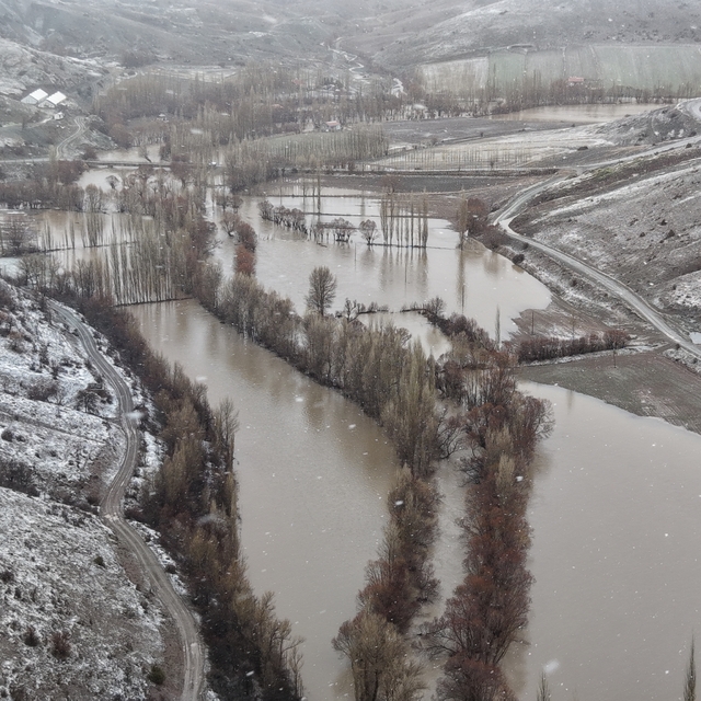 Sivas'ta Yıldız Irmağı taştı; araziler su altında kaldı, mezra yolu kapandı