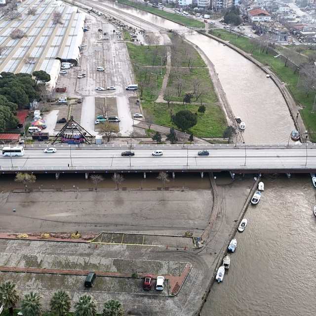 Çanakkale'de taşkın yaşanan Sarıçay normale döndü
Taşkın sonrası Sarıçay'da...