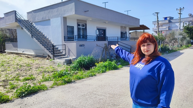 Zeydan Karalar'ın teyzesinin vekalet verdiği şahıs kaçak ev yaptırdı
Adana Büyükşehir Belediye Başkanıyken Aziz İhsan Aktaş davasında rüşvet aldığı iddiasıyla görevden alınan Zeydan Karalar'ın teyzesinin vekalet verdiği bir kişinin 9 hisseli araziye kaçak ev yaptığı öğrenildi
Diğer hissedarların şikayeti üzerine Yüreğir Belediyesi evin yıkılması için karar aldı