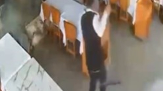 Alanya'da dalgalar balık lokantasını bastı
Kominin panik anları kameraya yansıdı