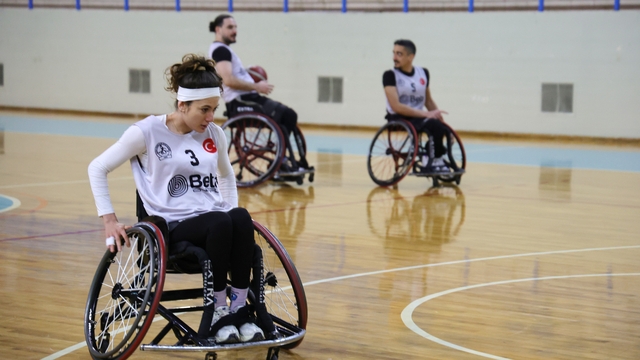 Motosiklet kazasında engelli kalan genç kız, hayata basketbolla tutundu
Beden eğitimi öğretmeni olamadı, basketbolcu oldu