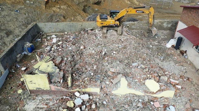 Çelikhan'da hasarlı binaların yıkımı sürüyor