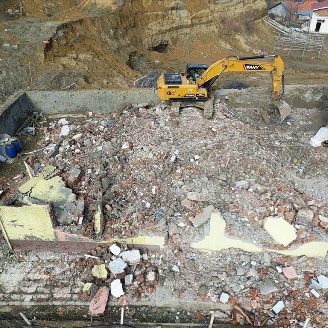 Çelikhan'da hasarlı binaların yıkımı sürüyor