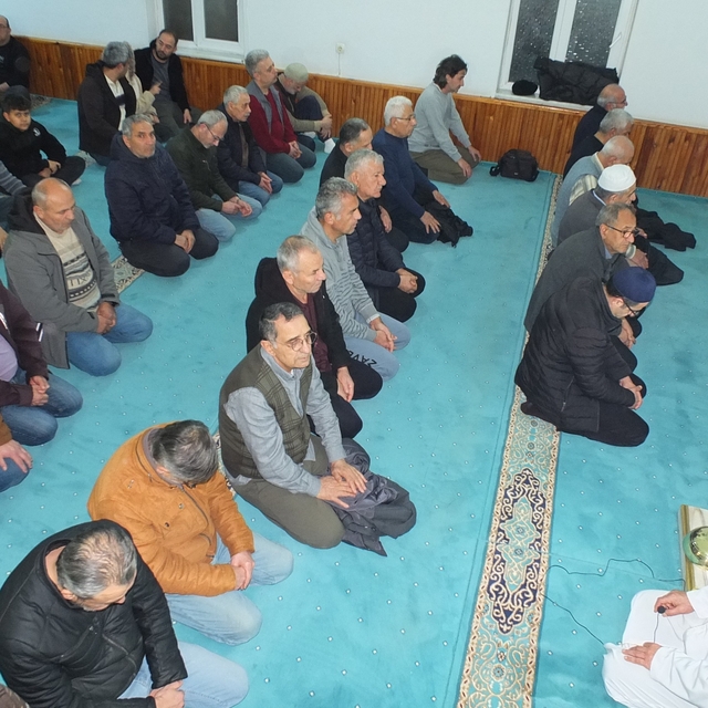 Burhaniye'de ilk teravih de camiler doldu