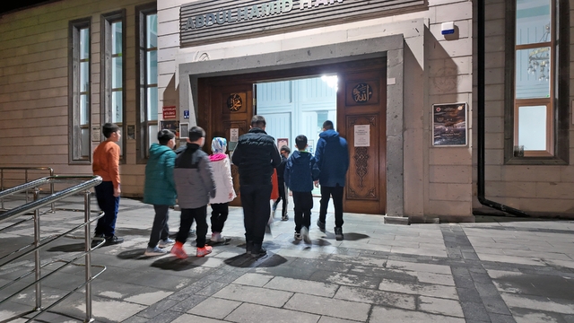 Talas'ta camiler çocukların neşesiyle şenleniyor
İlk teravihte çocuklar kayıtlarını yaptırdı