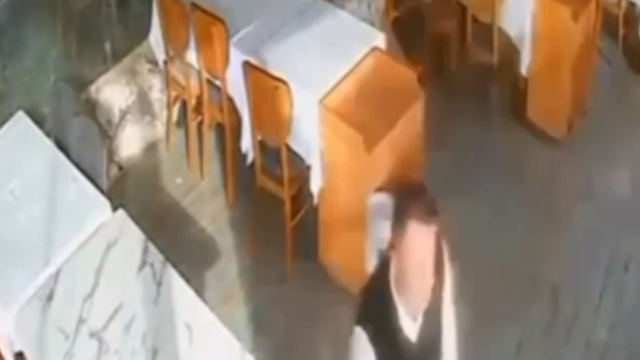 Restorana vuran dev dalganın çalışanı sürüklendiği anlar kamerada