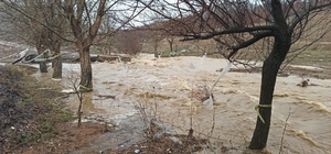 Ekinözü Belediyesi'nin yaptığı yol ilk yağmurda taşkın altında kaldı