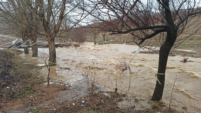 Ekinözü Belediyesi'nin yaptığı yol ilk yağmurda taşkın altında kaldı