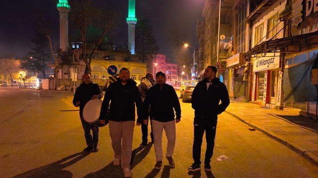 Bursa'da vatandaşlar ilahiler ve beyitlerle sahura kalktı