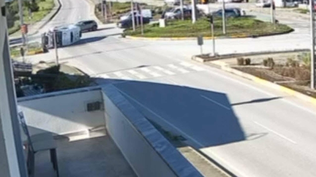 Cipe çarpmamak için sürücüsünün manevra yaptığı ambulans devrildi;  4 yaralı